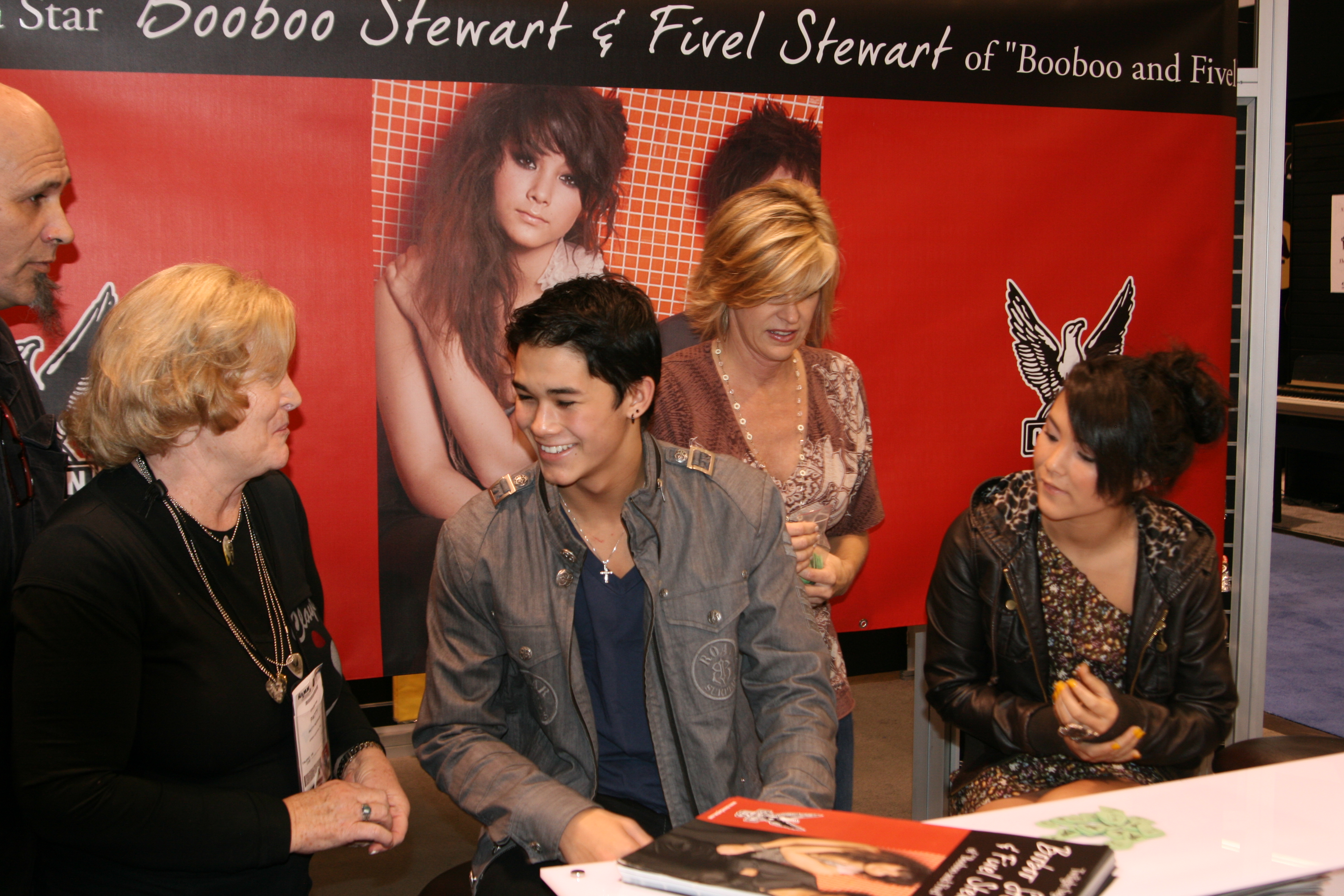 Boo Boo Stewart / Julia Jones / Tinsel Korey - Página 13 IMG_7258