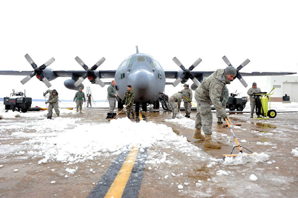 US Air Force - USAF - Page 14 C-130-hercules-big-driveway-01-2011