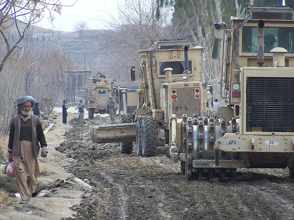 soldats américains Road-repair-afghanistan-02-2011