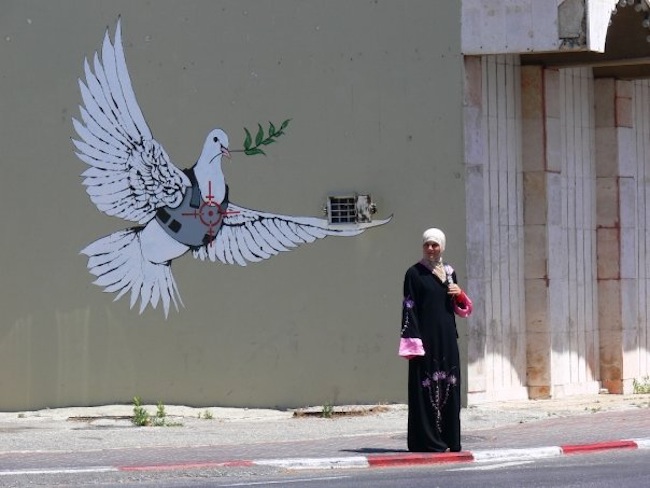 Banksy - Street Art - Reino Unido 71564_448528790339_703190339_5200304_805300_n1