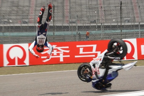 De l'angle et du plâtre - Page 22 7561_motogp_jorge_lorenzo_shanghai_chute