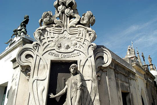 PARQUE O CEMENTERIO Buenos-aires-cementerio-de-la-recoleta-550