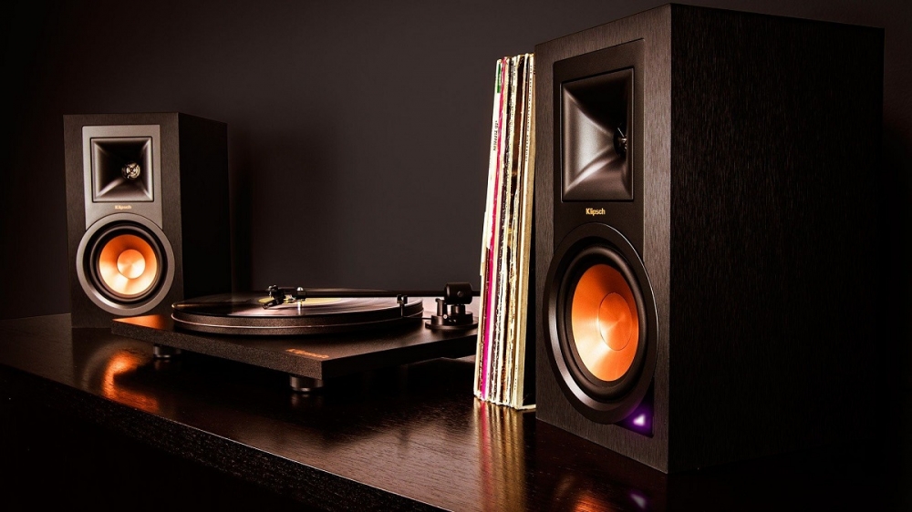 Klipsch R15PM + Project Turntable Combo System (Sold Out) ES_r-15pm-turntable-pack-lifestyle-1