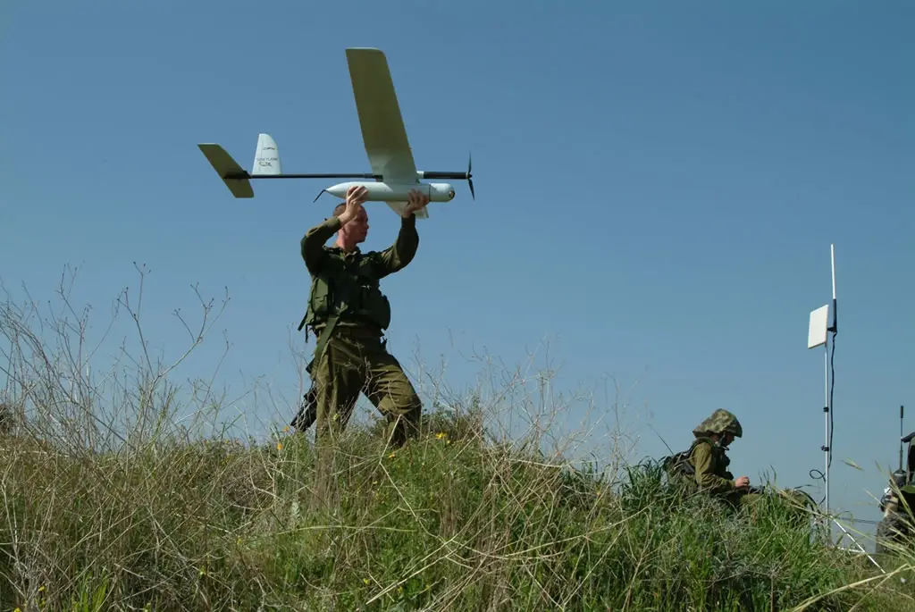 உங்கள் வீட்டிற்கும் வரலாம் உளவு ஊர்தி! AIR_UAV_Skylark-I_Launch_and_Controller_lg