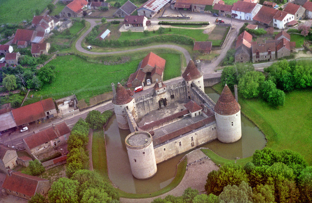 Par ordre alphabétique, des villes et des villages . - Page 23 ChateauPosanges1-WPS