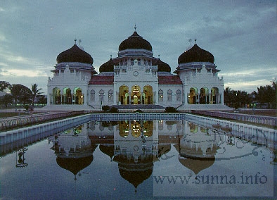 الطبيعة الخلابة في اندونيسيا Banda_Acehs_Grand_Mosque_Indonesia