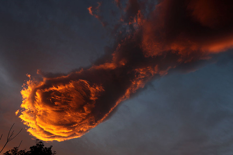 'The Hand Of God': Stunning Cloud Formation Appears Over Portugal  Ctlr3-hand-of-god-2