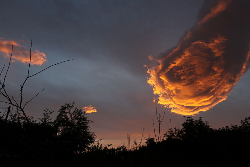 'The Hand Of God': Stunning Cloud Formation Appears Over Portugal  O1m7l-hand-of-god-3