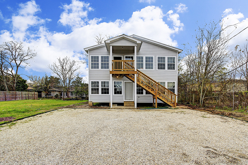 He Bought 4 Shipping Containers And Stacked Them. Take A Look At The Finished Home! Rn4l4-11-Front-Finished