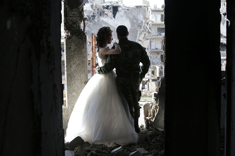 Syrian Newlyweds Take Wedding Photos Amid The Ruins Of A War-Torn City  H3ys3-syrian-wedding-7