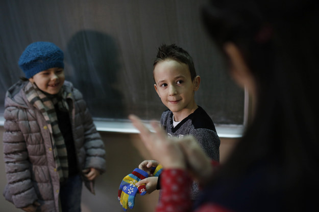 First-Graders Learn Sign Language To Communicate With Their Deaf Classmate  Sl475-deaf-student-1b