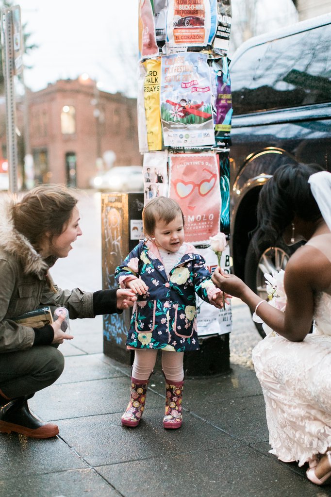 Little Girl Thinks Bride Is Real-Life Princess From Her Favorite Book  2hnyb-little-girl-thinks-bride-is-princess-2