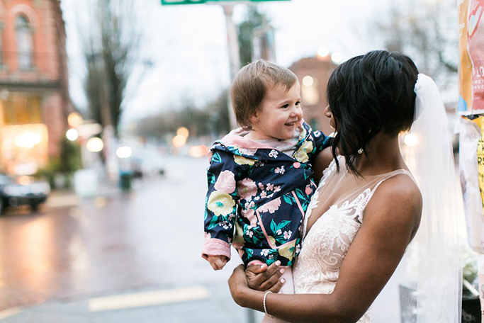 Little Girl Thinks Bride Is Real-Life Princess From Her Favorite Book  Chbu2-little-girl-thinks-bride-is-princess-5