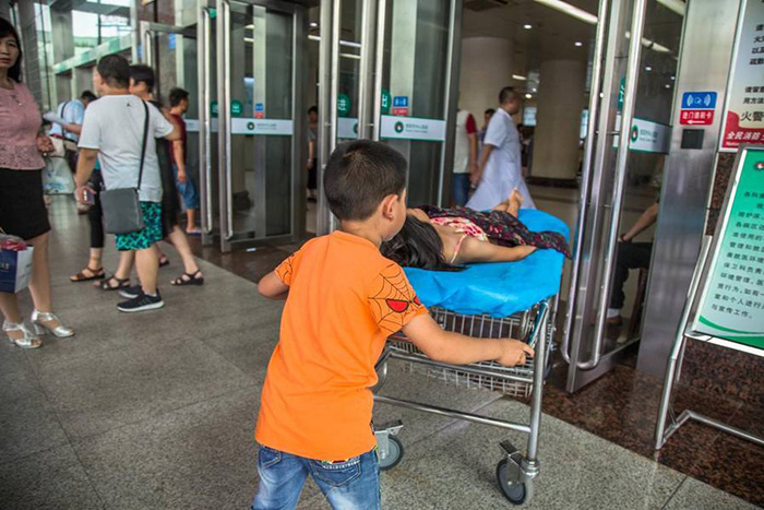 Heartwarming Photos Of A Young Boy Comforting His Older Sister At The Hospital  0pppt-little-brother-cares-for-sister-in-pain-2