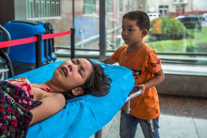 Heartwarming Photos Of A Young Boy Comforting His Older Sister At The Hospital  Gzw9v-little-brother-cares-for-sister-in-pain-1