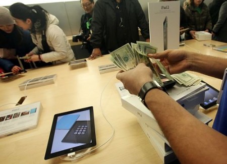  لبناني في الامارات يشتري أول نسخة للايباد الجديد … مقابل 300,000 دولار !! Ipad-2-and-money-m-450x325