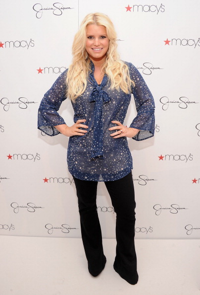 Jessica Simpson y Ashlee firmando autógrafos en Macy's  05