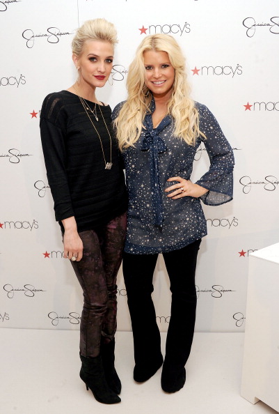 Jessica Simpson y Ashlee firmando autógrafos en Macy's  23