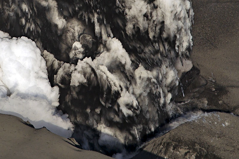 Esplosione vulcanica Islanda: seguiamo la nube di ceneri - Pagina 3 Ejafjalla16apr2010-mfulle4228j