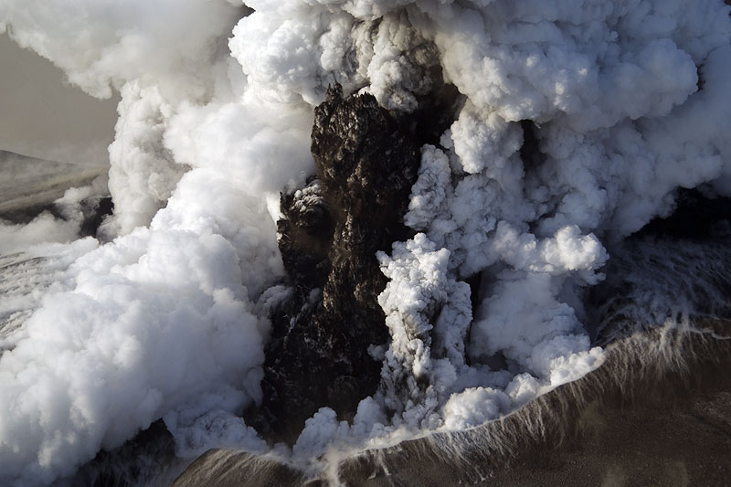 Esplosione vulcanica Islanda: seguiamo la nube di ceneri - Pagina 3 Ejafjalla16apr2010-mfulle4251j