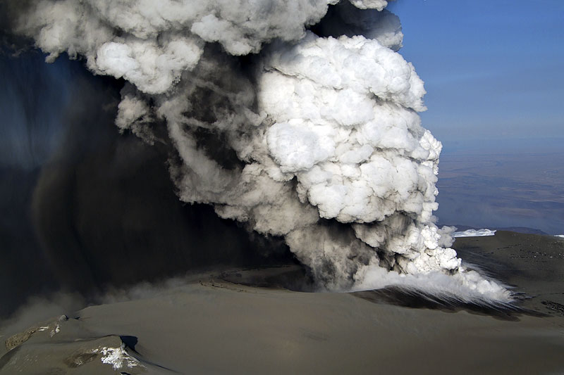 Esplosione vulcanica Islanda: seguiamo la nube di ceneri - Pagina 3 Ejafjalla16apr2010-mfulle4261j