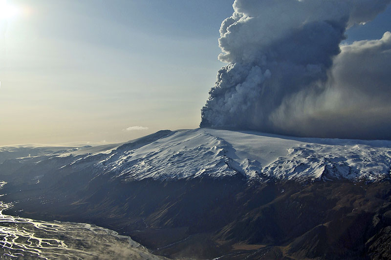 Esplosione vulcanica Islanda: seguiamo la nube di ceneri - Pagina 3 Ejafjalla16apr2010-mfulle4273j