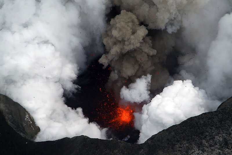 Esplosione vulcanica Islanda: seguiamo la nube di ceneri - Pagina 5 Ejafjalla19apr2010-mfulle4334j