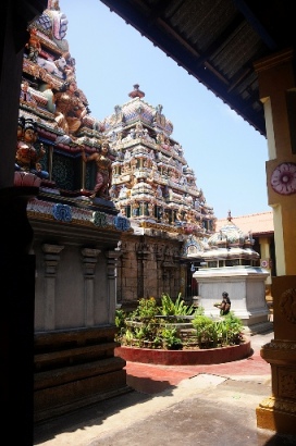 இலங்கை இந்துப் பண்பாட்டு வரலாறு: ஓர் அறிமுகம் Munneswaram_sivan_temple_inner_sanctorum