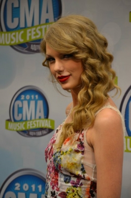  taylor at CMA Music Festival Press Conference Normal_001