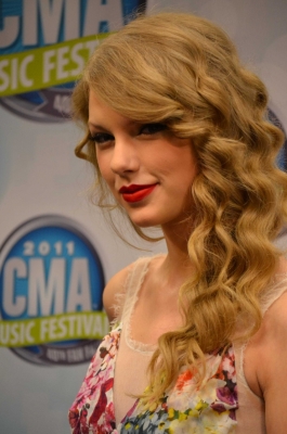  taylor at CMA Music Festival Press Conference Normal_002