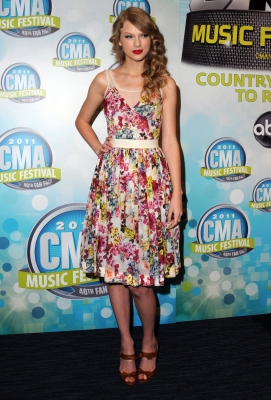  taylor at CMA Music Festival Press Conference Normal_011