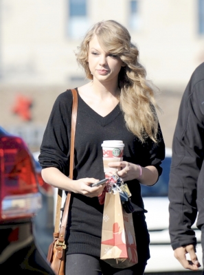 Taylor Leaving Starbucks in Nashville, Tennessee Normal_001