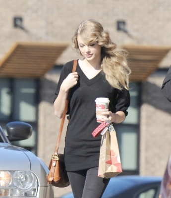 Taylor Leaving Starbucks in Nashville, Tennessee Normal_003