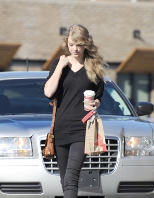 Taylor Leaving Starbucks in Nashville, Tennessee Normal_005