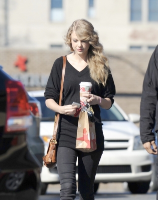 Taylor Leaving Starbucks in Nashville, Tennessee Normal_008