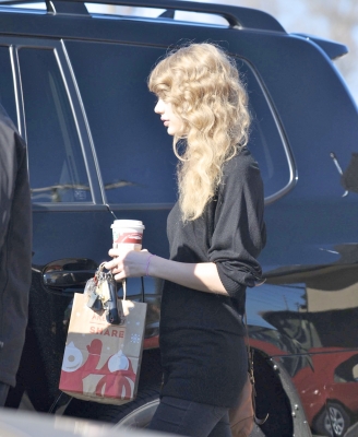 Taylor Leaving Starbucks in Nashville, Tennessee Normal_011