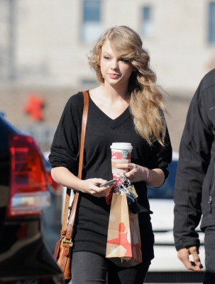 Taylor Leaving Starbucks in Nashville, Tennessee Normal_012