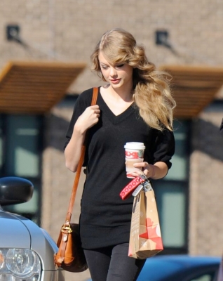 Taylor Leaving Starbucks in Nashville, Tennessee Normal_014