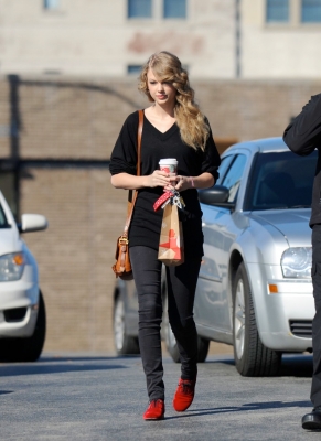 Taylor Leaving Starbucks in Nashville, Tennessee Normal_017