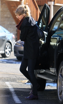 Taylor Heading to a recording studio in Nashville, Tennessee Normal_003