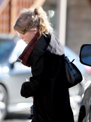 Taylor Heading to a recording studio in Nashville, Tennessee Normal_009