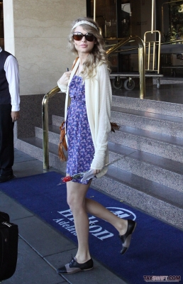   Taylor Leaving the Hilton  Hotel  IN Adelaide, AUSTRALIA Normal_001