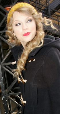  Taylor arriving to whitleys shopping center IN LONDON, ENGLAND  Normal_001