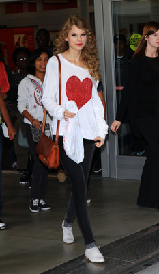 taylor Buying her album at Target in New York City Normal_007