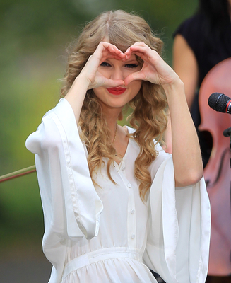  Taylor peforming A surprisefree concert for her fans IN CENTRAL PARK, NY Normal_002
