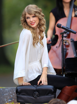  Taylor peforming A surprisefree concert for her fans IN CENTRAL PARK, NY Normal_007