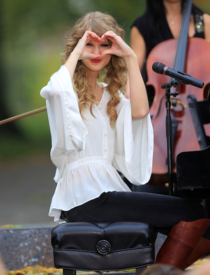  Taylor peforming A surprisefree concert for her fans IN CENTRAL PARK, NY Normal_012