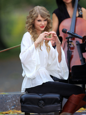  Taylor peforming A surprisefree concert for her fans IN CENTRAL PARK, NY Normal_014