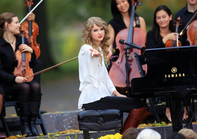  Taylor peforming A surprisefree concert for her fans IN CENTRAL PARK, NY Normal_022