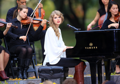  Taylor peforming A surprisefree concert for her fans IN CENTRAL PARK, NY Normal_028